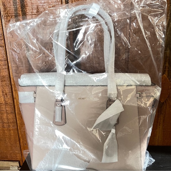 Michael Kors Voyager Two-Tone Leather Tote - Picture 6 of 8